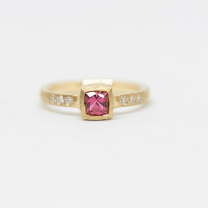 Goldring mit Pink-Turmalin und Diamanten