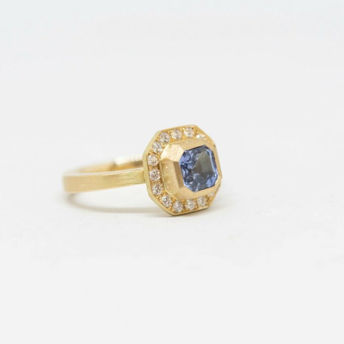 Festlicher Saphirring mit funkelnden Diamanten