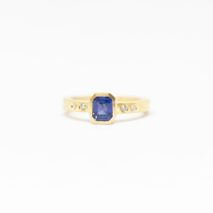 Goldring mit königsblauem Saphir