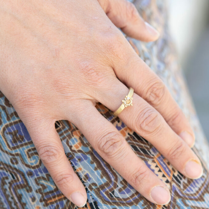 Zeitloser Goldring mit rostbraunem Diamant