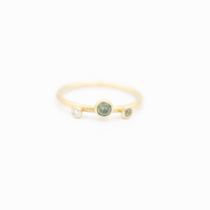 Kolme Ring in Gold mit grünen Saphiren