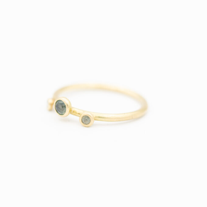 Kolme Ring in Gold mit grünen Saphiren