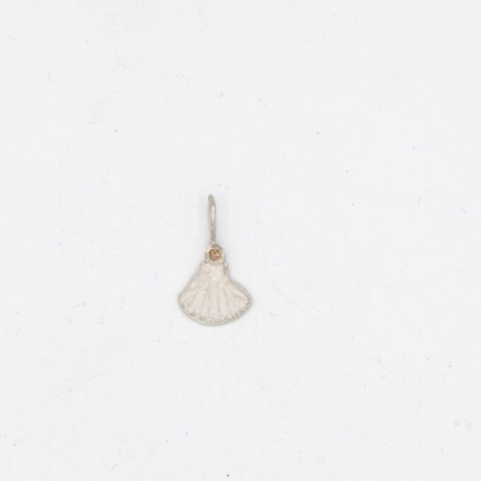 Kleine silberne Muschel mit Diamant
