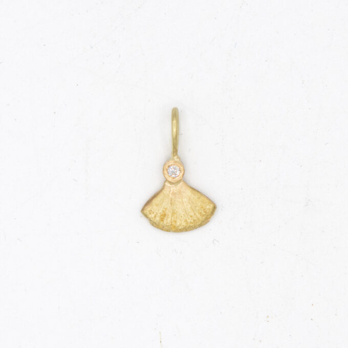 Kleine goldene Muschel mit Diamant
